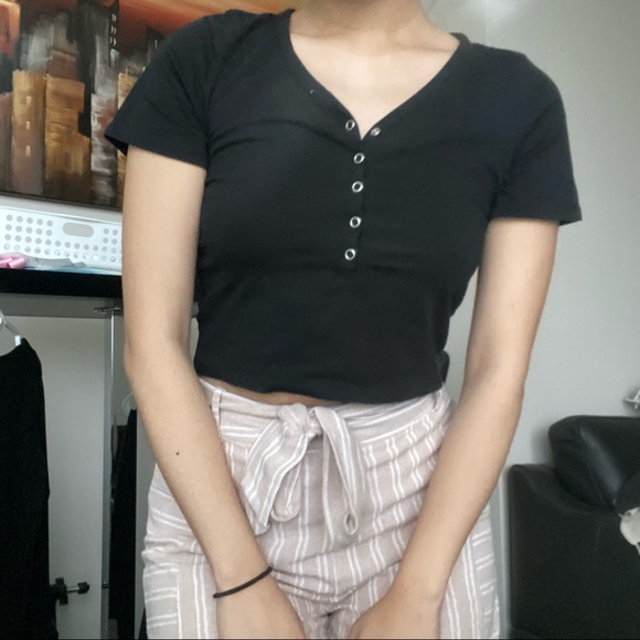 BOOHOO Black Vneck Button Front Crop T-shirt Top - Picture 6 of 6